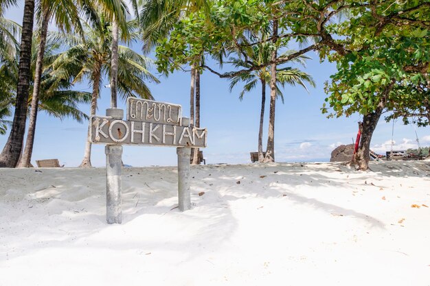 Hermosa playa tropical en Kohkham Trat Tailandia.