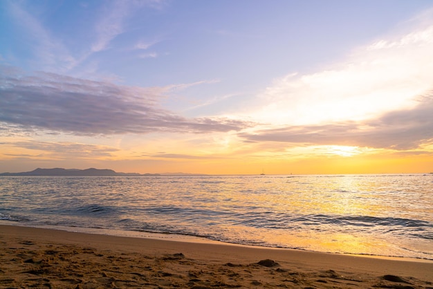 Hermosa playa tropical y mar con cielo crepuscular al atardecer