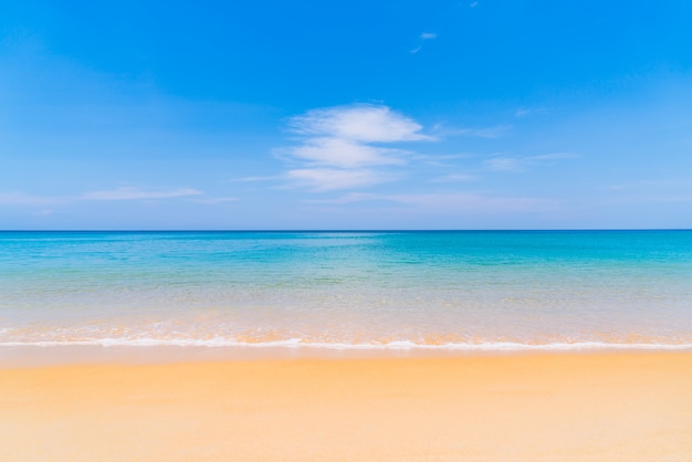 Hermosa playa tropical y mar en la isla paraíso