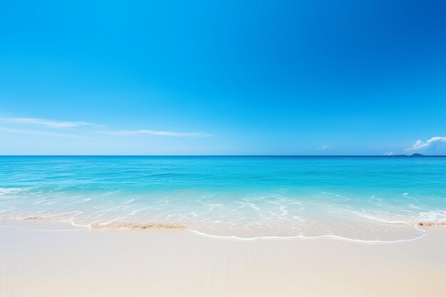 Hermosa playa tropical mar océano con nubes blancas cielo azul y copyspace