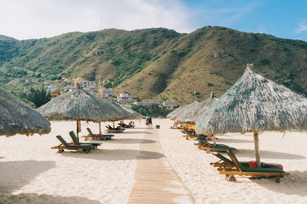 Hermosa playa tropical, mar en verano