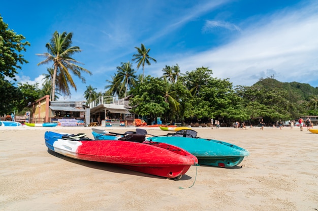 Hermosa playa tropical de railay con kayak en Krabi, Tailandia