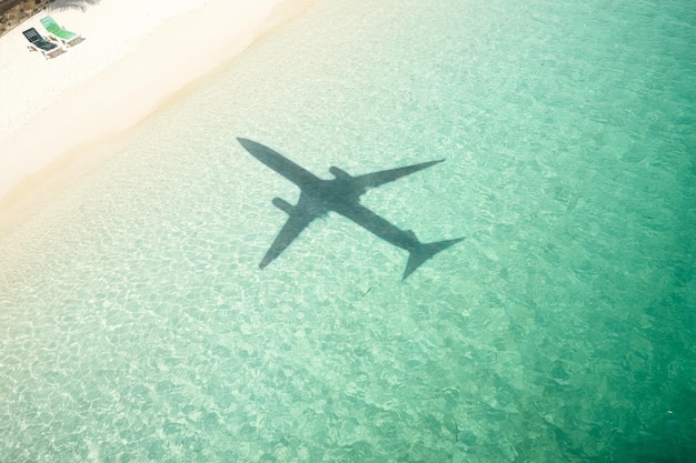 Hermosa playa tropical con sombra de avión