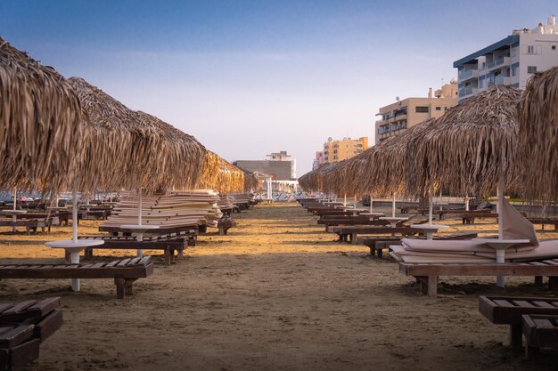 Hermosa playa con tumbonas al atardecer