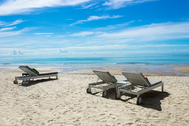 Hermosa playa con tumbonas