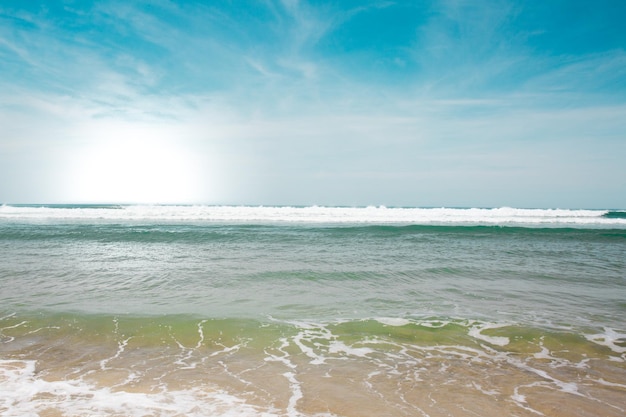 Hermosa playa en verano con arena y cielo azul