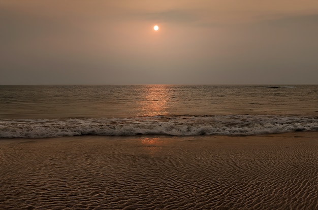 Hermosa playa con vista al mar