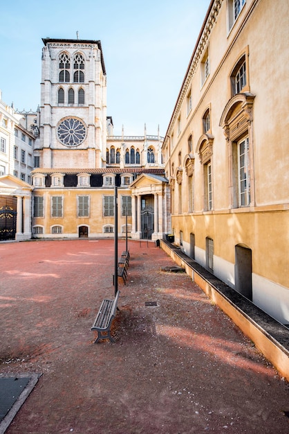 Hermosa plaza cerca de la catedral de Saint Johns en el casco antiguo de la ciudad de Lyon