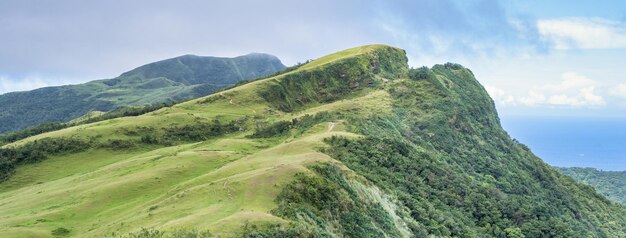 Foto hermosa pradera de pastizales en el valle de taoyuan caoling mountain trail pasa sobre el pico del monte wankengtou en taiwán