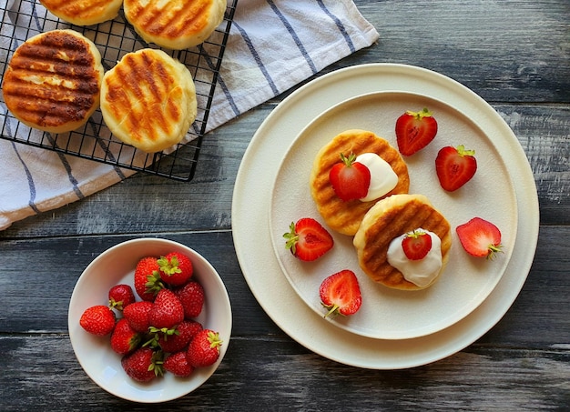 Una hermosa presentación de una merienda matutina de tartas de queso con fresas.