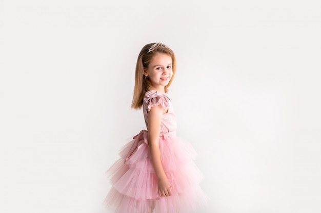 Hermosa princesita bailando en un lujoso vestido rosa