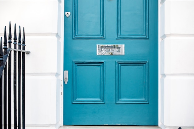 Hermosa puerta azul con buzón en la fachada de una casa blanca en Notting Hill