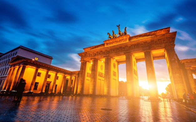 Hermosa puerta de brandeburgo en berlín al atardecer alemania