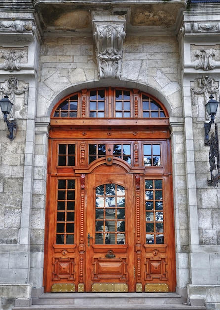 Hermosa puerta de madera con inserciones de vidrio.