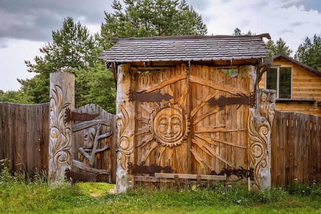 Hermosa puerta de madera tallada en un pueblo ruso