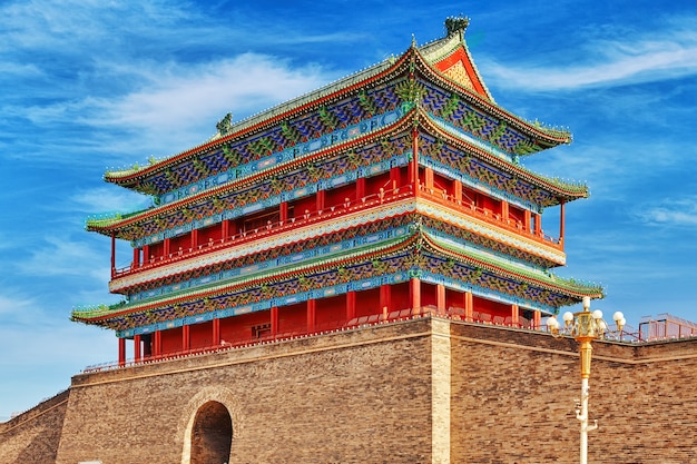 Hermosa puerta de Zhengyangmen (puerta de Qianmen). Esta famosa puerta se encuentra al sur de la Plaza de Tiananmen en Beijing, China