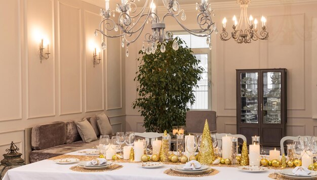 Hermosa puesta de mesa con adornos navideños. colores dorados Interior de la habitación