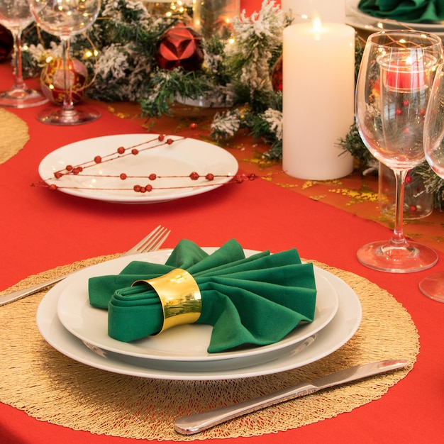 Hermosa puesta de mesa con adornos navideños. colores rojos