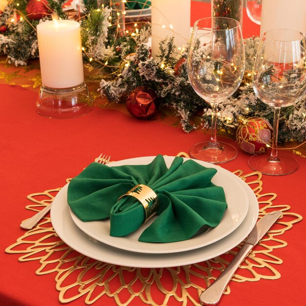 Hermosa puesta de mesa con adornos navideños. colores rojos