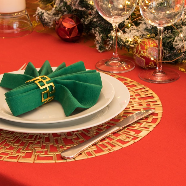 Hermosa puesta de mesa con adornos navideños Colores rojos