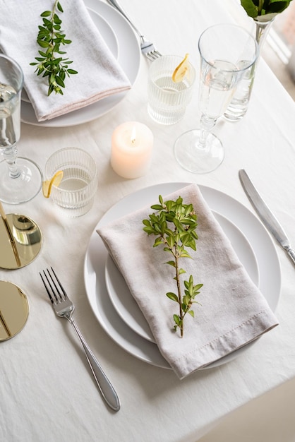 Hermosa puesta de mesa para una cena romántica para dos