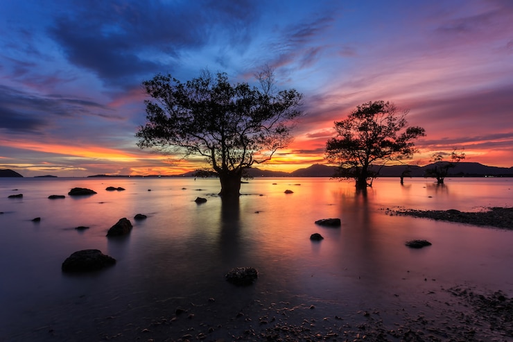 Hermosa puesta de sol y agua reflexión en Phuket, Tailandia