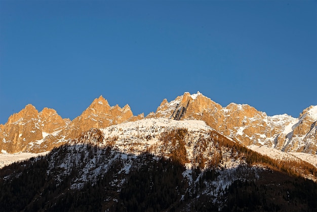 Hermosa puesta de sol en los Alpes franceses