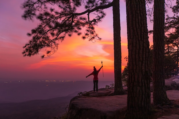 Foto hermosa puesta de sol en la alta montaña