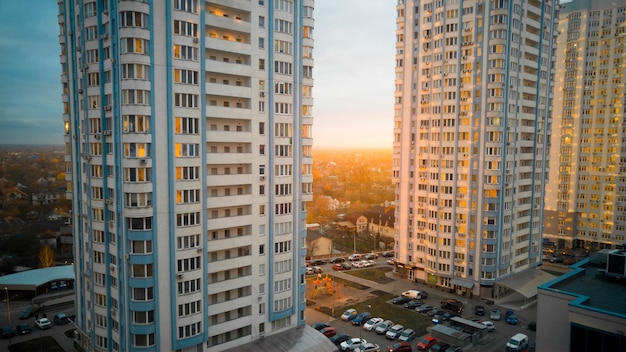 Hermosa puesta de sol en bloques vivos con altos edificios modernos