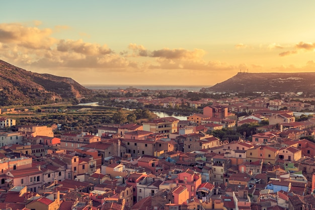 Hermosa puesta de sol en Bosa, Cerdeña, Italia