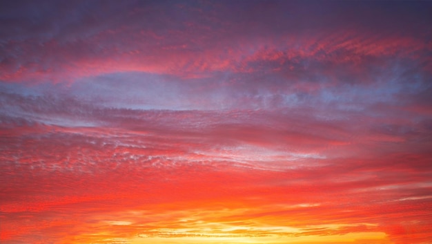 Hermosa puesta de sol brillante con nubes dramáticas multicolores