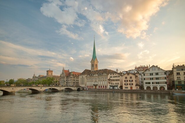 Hermosa puesta de sol en el casco antiguo de Zurich Suiza