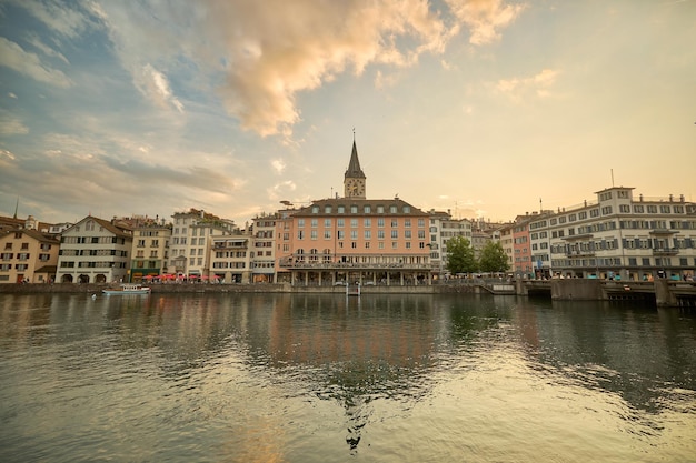 Foto hermosa puesta de sol en el casco antiguo de zurich suiza