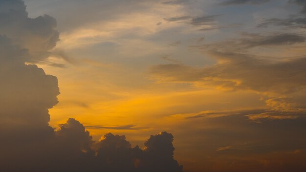 Hermosa puesta de sol, cielo crepuscular en la noche