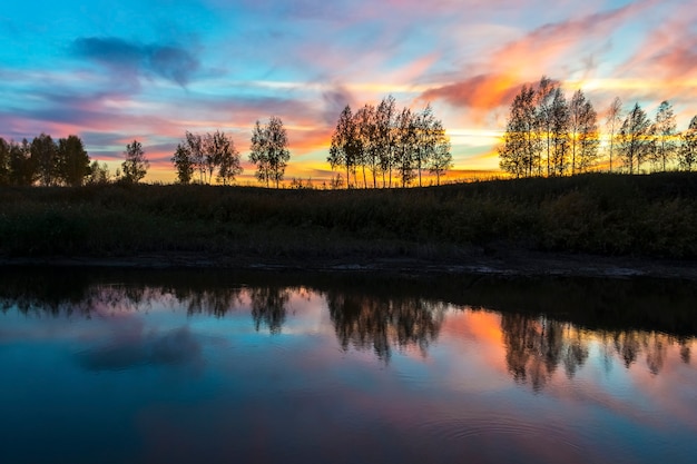 Hermosa puesta de sol con un cielo increíble sobre el río. Paisaje