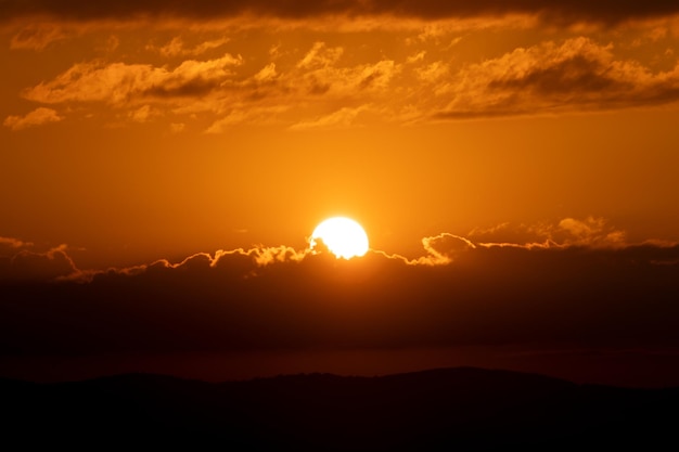 Hermosa puesta de sol con cielo naranja