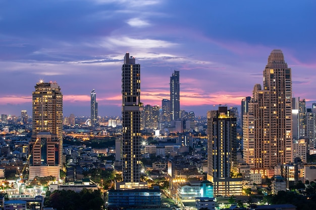 Foto hermosa puesta de sol ciudad de bangkok paisaje urbano horizonte de la ciudad en el paisaje nocturno bangkok thaila