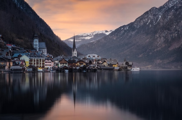 Hermosa puesta de sol en la ciudad de Hallstatt Austria Rosa puesta de sol en la aldea con lago y montañas