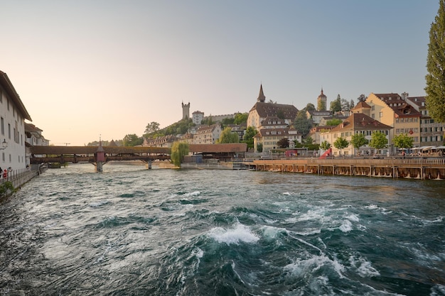 Foto hermosa puesta de sol en la ciudad de lucerna suiza