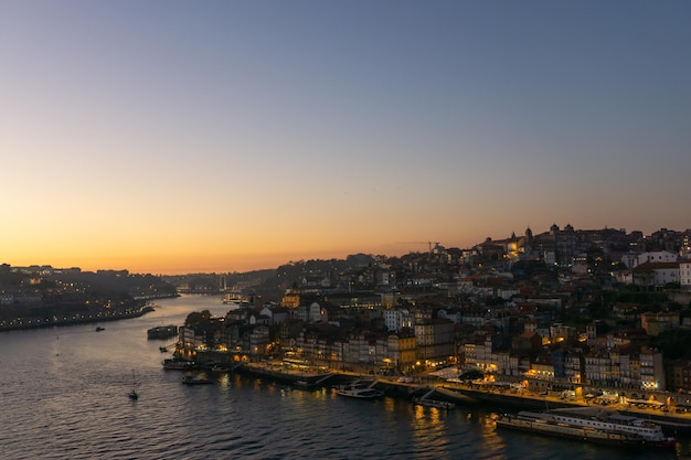 Hermosa puesta de sol en la ciudad de Oporto con la puesta de sol de fondo