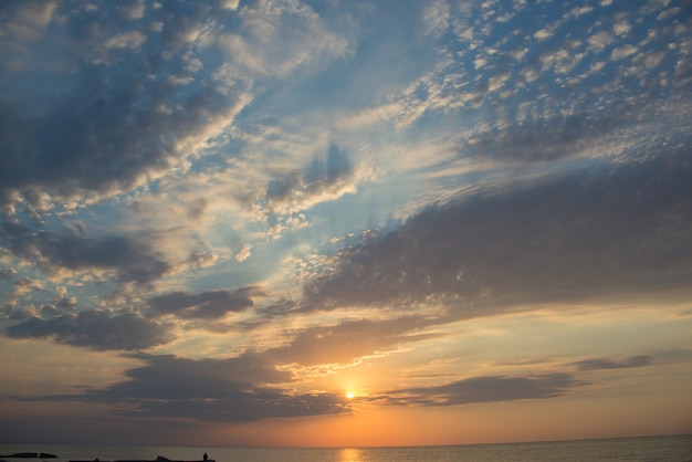 hermosa puesta de sol de color en el mar en verano