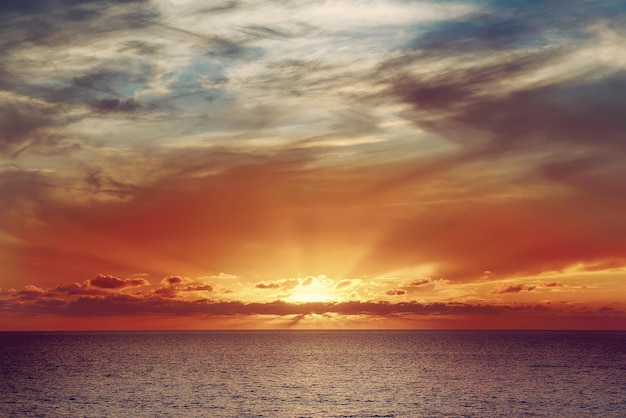 Hermosa puesta de sol colorida en el mar con nubes dramáticas y sol brillante Fondo de viajes al aire libre natural del mundo de la belleza