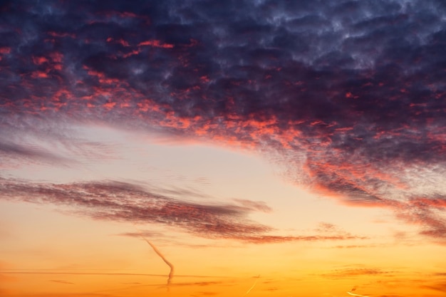 Hermosa puesta de sol colorida con nubes cúmulos