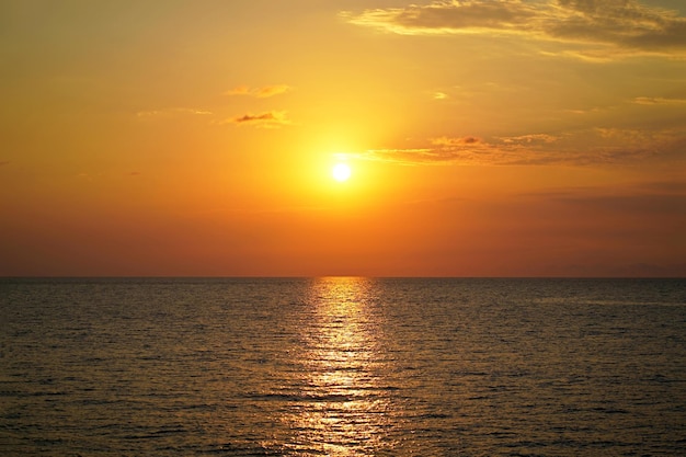 Hermosa puesta de sol colorida sobre las aguas onduladas del mar Negro en Crimea en el día de verano Fondo de paisaje natural y papel tapiz