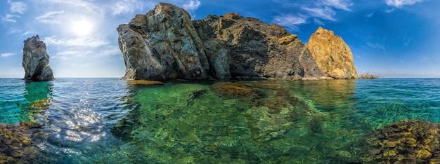 Hermosa puesta de sol colorida sobre el mar azul con nubes dramáticas vista panorámica mundo de belleza