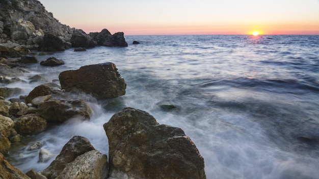 Hermosa puesta de sol colorida sobre el Mar Negro en Crimea Ucrania