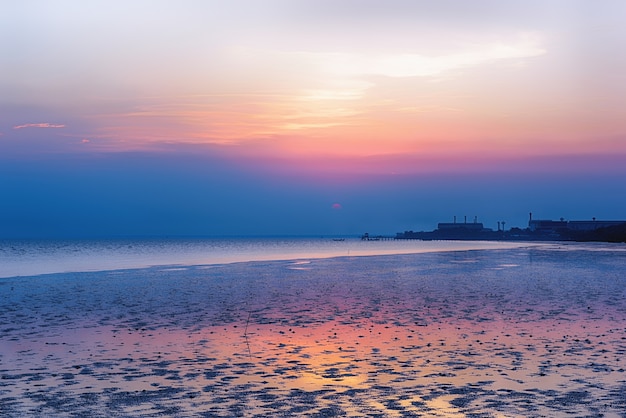 Hermosa puesta de sol con coloridas nubes del cielo en el mar