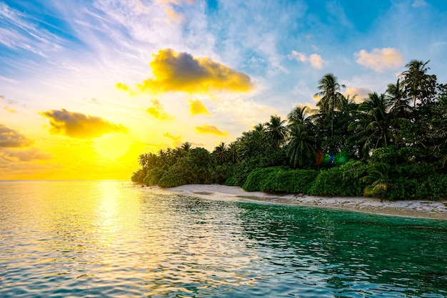 Hermosa puesta de sol en la costa de la isla Maldivas