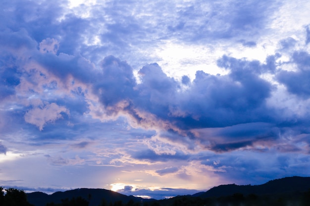 Hermosa puesta de sol crepúsculo tiempo detrás de la montaña.