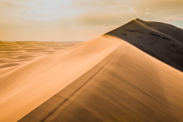 Hermosa puesta de sol en el desierto sobre las dunas de arena